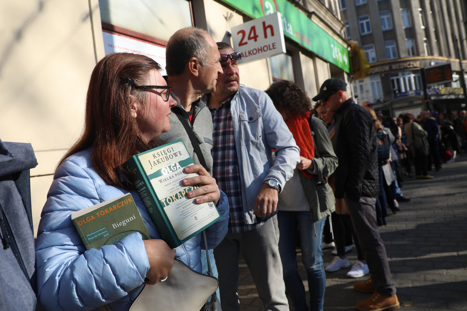 Olga Tokarczuk podpisuje swoje książki w Krakowie