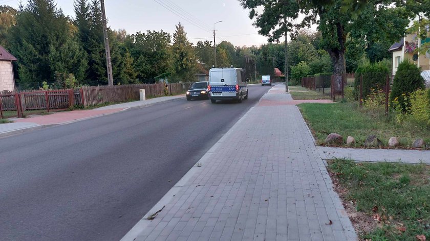 Narewka. Co chwila drogą przejeżdżają policyjne i wojskowe pojazdy. Czasami są to kolumny złożone z trzech do pięciu pojazdów.