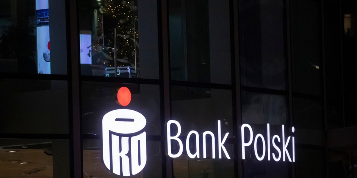 Bank PKO BP napisał, że "uwzględni w skonsolidowanym sprawozdaniu finansowym za I kwartał 2020 r. konserwatywny odpis z tytułu Covid-19 na prognozowane pogorszenie jakości portfela kredytowego Grupy oraz innych aktywów finansowych w kwocie nie niższej niż 215 mln zł."