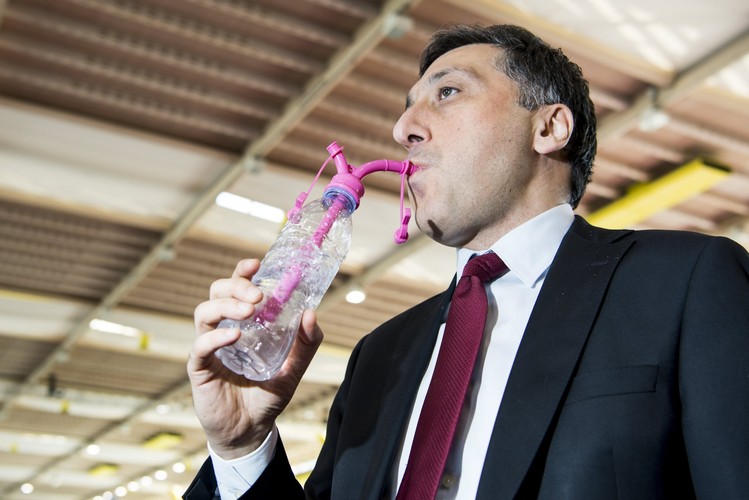 Ilter Denizoglu z Turcji prezentuje wynalazek o nazwie 'Doctor vox', czyli coś dla wokalistów i ludzi z chrypką. 'Doctor vox' ma służyć do leczenia zaburzeń głosowych.<br><br>fot. EPA / JEAN-CHRISTOPHE BOTT