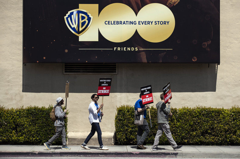 Demonstracja członków związku zawodowego scenarzystów pod siedzibą wytwórni Warner Brothers w Los Angeles, 2 maja 2023 r.