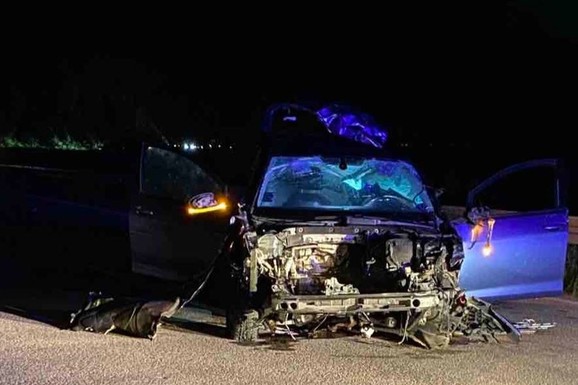 POGINUO MLADIĆ (20) KOD KRALJEVA! Stravična saobraćajna nesreća: Automobil u potpunosti UNIŠTEN, dve osobe povređene (FOTO)