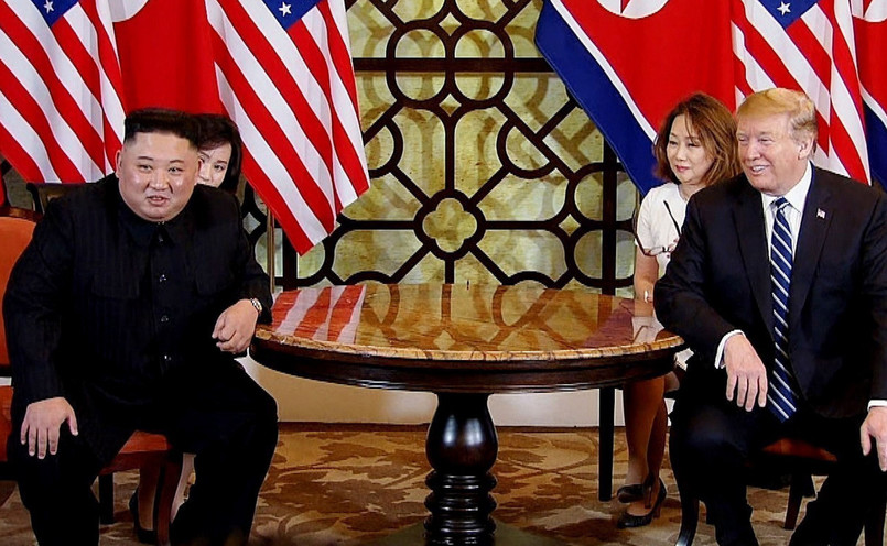 Trump i Kim spotkali się w hotelu Metropole w centrum wietnamskiej stolicy w czwartek rano czasu miejscowego. Po ok. 45-minutowej rozmowie „jeden na jeden” do przywódców dołączyli współpracownicy, by kontynuować negocjacje w szerszym gronie.