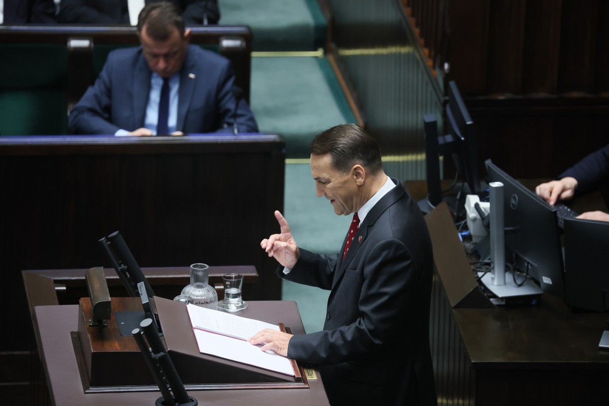 – Europa stoi przed egzystencjalnym wyborem: albo wejdzie do gry zjednoczona jako zawodnik wagi ciężkiej, albo skaże się na marginalizację – słusznie zauważył minister Sikorski podczas exposé. PAP/Leszek Szymański