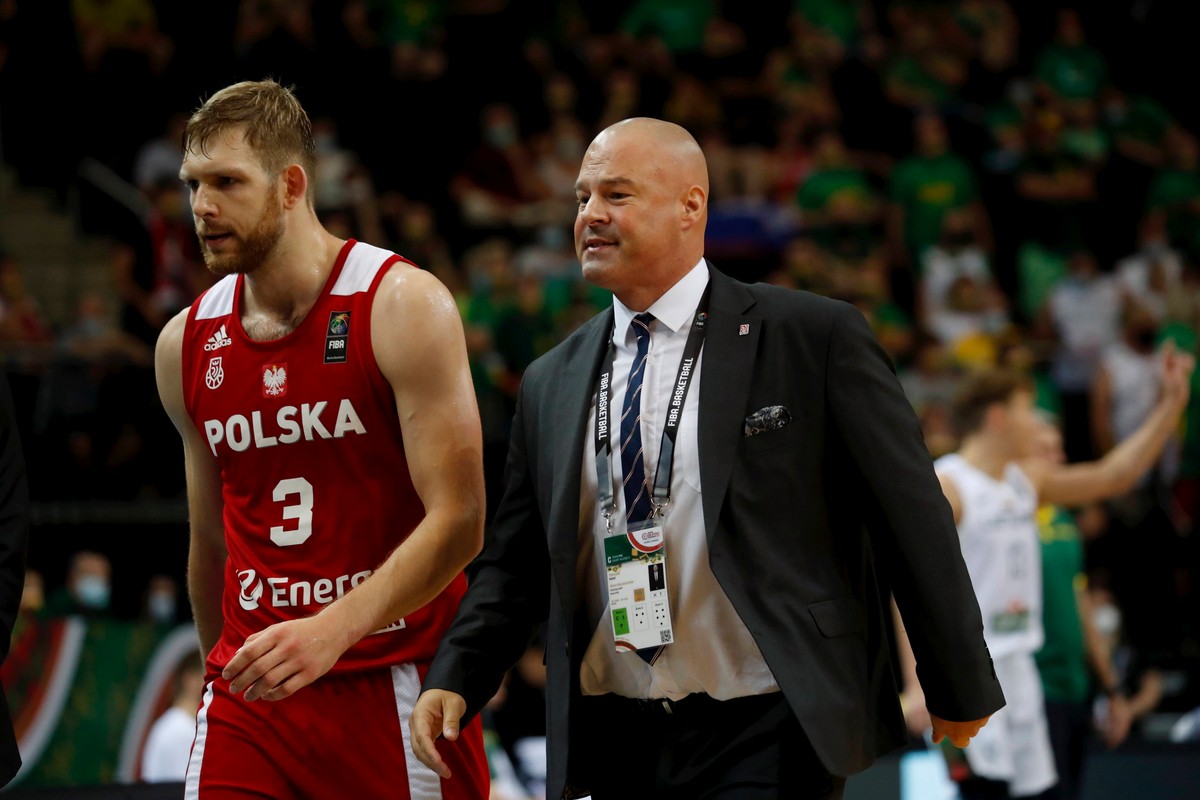 Koszykarz reprezentacji Polski Michał Sokołowski (L) i były trener Mike Taylor (P)