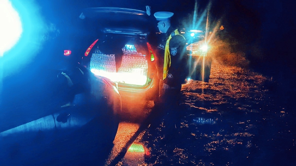 Podlasie: Nocny pościg policji. Zatrzymali auto wypełnione nielegalnym towarem