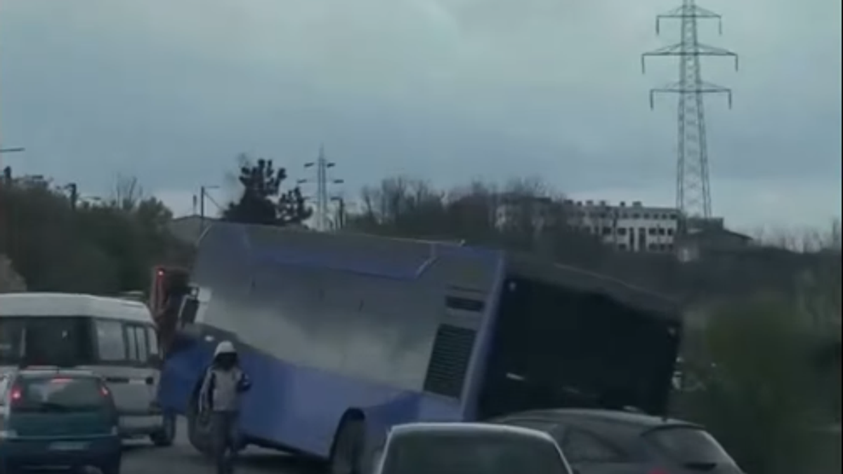 (VIDEO) DRAMA KOD MIRIJEVA! Autobus sleteo s puta i upao u kanal