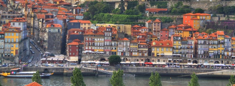 1. Porto – położone na północy Portugalii miasto. Zostało uznane przez internautów, jako najciekawsze europejskie miasto, warte zwiedzenia w 2012 roku. Położone na wzgórzu u brzeg ów rzeki Duero, zachwyca swoją architekturą. Najstarsze budynki pochodzą ze średniowiecza. Stare miasto jest wpisane na Listę światowego dziedzictwa UNESCO.