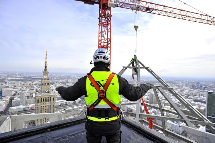 'Montaż zwieńczenia był niezwykłym przedsięwzięciem konstrukcyjnym i budowlanym, a prace z tym związane można śmiało porównać do wysokogórskiej wspinaczki - nie tylko ze względu na sobotnią pogodę.  Każda z 7 osób pracujących przy montażu najwyżej położonego elementu Złotej 44  przeszła specjalistyczne szkolenie alpinistyczne” – mówi Alicja Kościesza, dyrektor ds. sprzedaży i marketingu w Orco Property Group. Zdjęcie: Złota 44 (c) ORCO fot. Krzysztof Wierzbowski