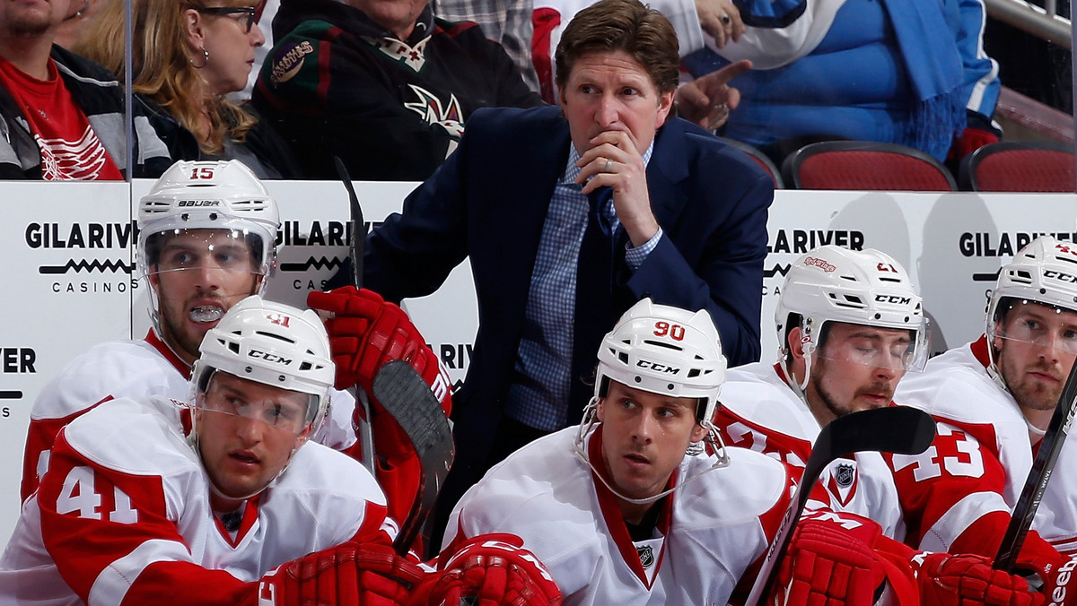 Mike Babcock dostał pozwolenie od Detroit Red Wings na rozmowy kontraktowe z każdym, kto będzie chciał zaoferować mu pracę. Nie wiadomo, jaką opcję wybierze jeden z najbardziej szanowanych hokejowych trenerów świata. Decyzję o swojej przyszłości podejmie dokładnie 20 maja.