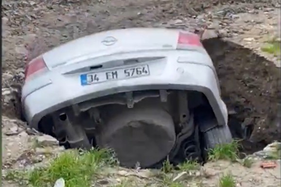 (VIDEO) ZEMLJA GUTA AUTOMOBILE, VOZAČI SE JEDVA PROBIJAJU KROZ VODU! Apokaliptične scene nevremena u Istanbulu: Vozila SPLJOŠTENA nakon klizišta