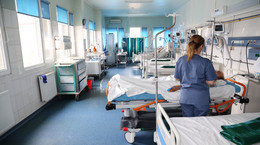 W Wielkiej Brytanii liczba hospitalizacji wzrosła o 54 proc. Dotyczy to głównie dzieci