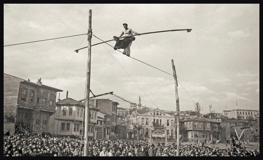 Dvojica akrobata na žici u mahali Mala Ajasofija, Fatih, Istanbul, oko 1930.
