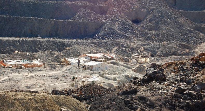 Artisanal miners work at the Tilwizembe, a former industrial copper-cobalt mine, outside of Kolwezi, the capital city of Lualaba Province in the south of the Democratic Republic of the Congo, June 11, 2016. Picture taken June 11, 2016. 