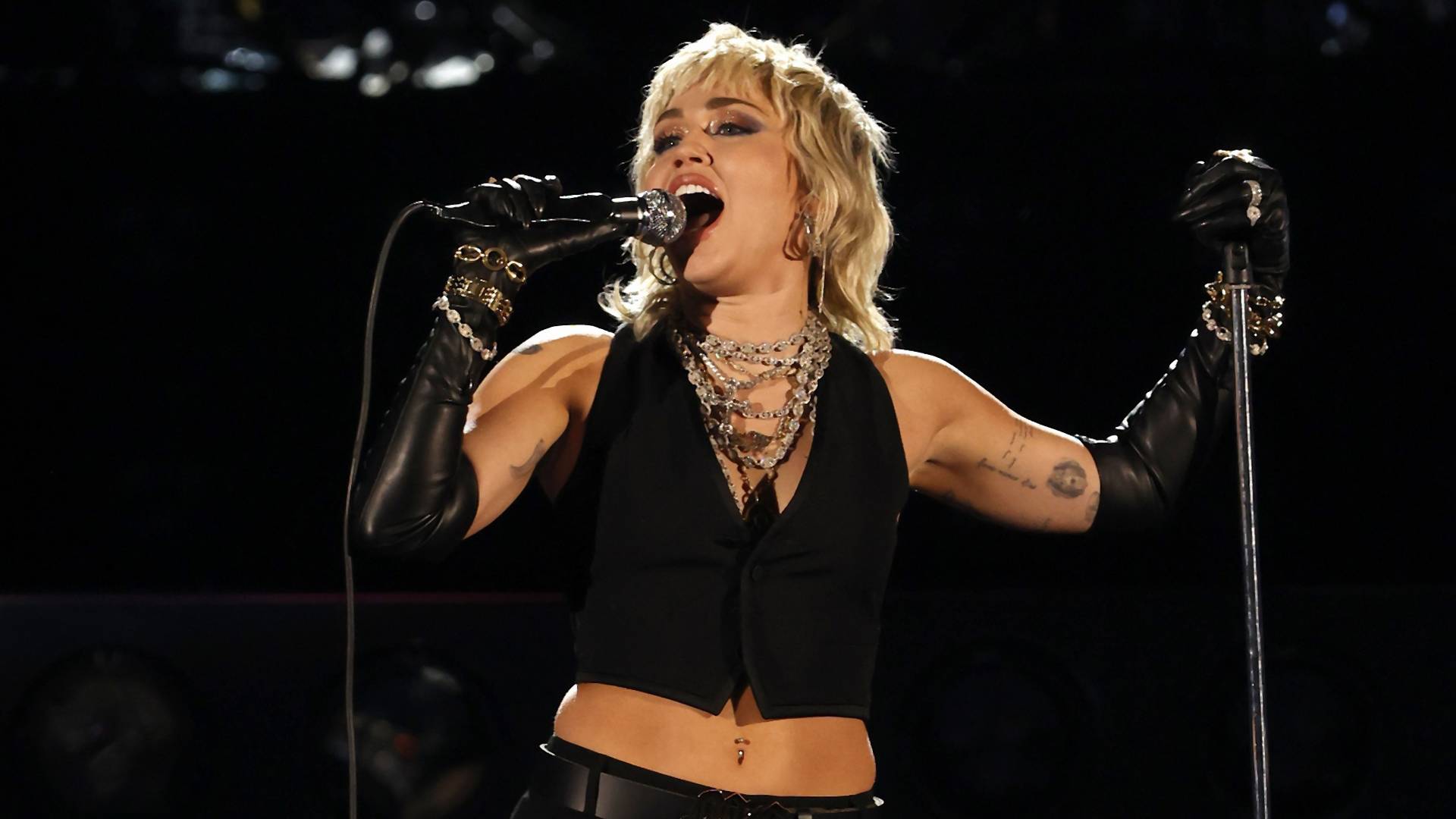 Így vált a cuki Hannah Montana őrült lázadóvá, majd rocksztárrá: 30 éves Miley Cyrus