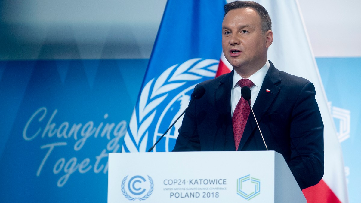 Prezydent Andrzej Duda wręczy w Waszyngtonie Krzyże Oficerskie Orderu Zasługi Rzeczpospolitej Polskiej prezesowi International Paper Markowi Suttonowi, a także szefowi trzech misji pokojowych ONZ w b. Jugosławii Jacques'owi Paulowi Kleinowi - poinformował szef gabinetu prezydenta Krzysztof Szczerski.