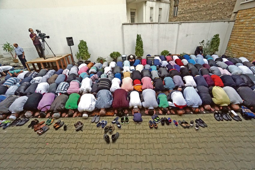 Dan počinje klanjanjem bajram-namaza u džamiji