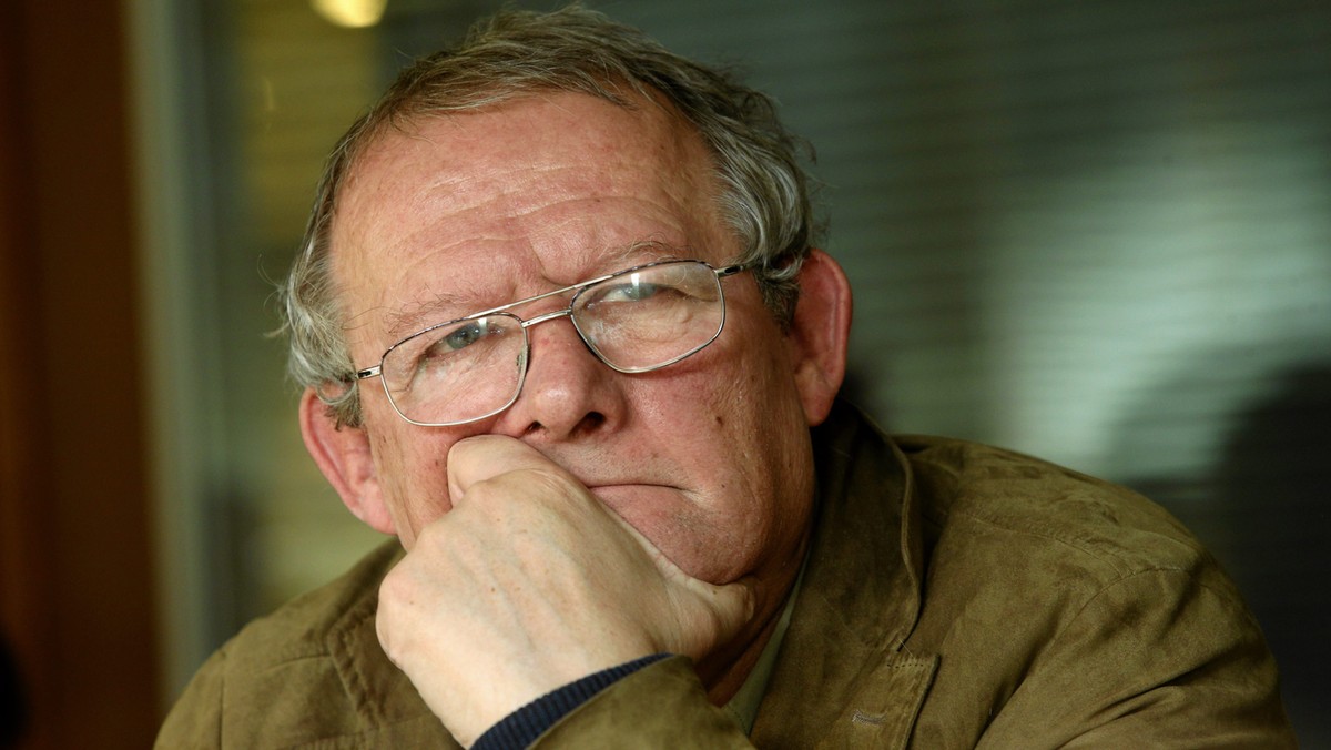 Szczerego wywiadu udzielił dzisiejszej "Gazecie Wyborczej" jej redaktor naczelny Adam Michnik - Boli mnie realne odwrócenie się tyłem do Biblii, bo to najmądrzejsza książka, jaką napisano - mówił Michnik. - Gdy wyobrażę sobie Polskę bez Kościoła, to mam czarny obraz - dodał.