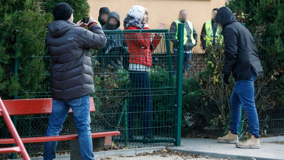 Prof. Jarosław B., z lewej, podczas eksperymentu procesowego w Koninie, gdzie w 2019 r. policjant zabił uciekającego 21-latka