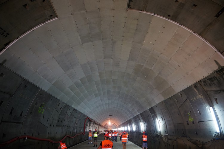 Pierwsze samochody przejadą tunelem na przełomie 2015 i 2016 roku.
<br><br>
fot.  (aw/zuz) PAP/Adam Warżawa