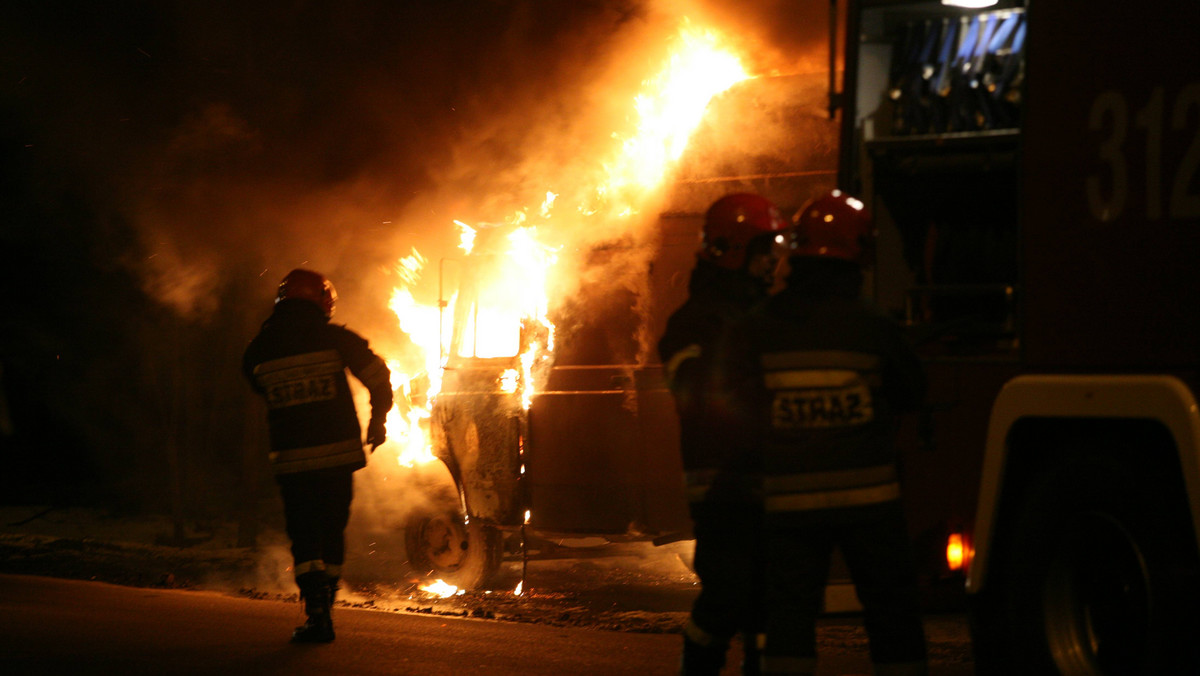 Jedna osoba zginęła, jedna została ranna, a około 30 ewakuowano w wyniku pożaru, który wybuchł wieczorem w bloku przy ul. Glinianej we Wrocławiu.
