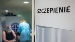 Polacy mieszkający w Skandynawii przyjeżdżają do Polski, by się zaszczepić. &quot;Tu program szczepień jest opóźniony&quot;