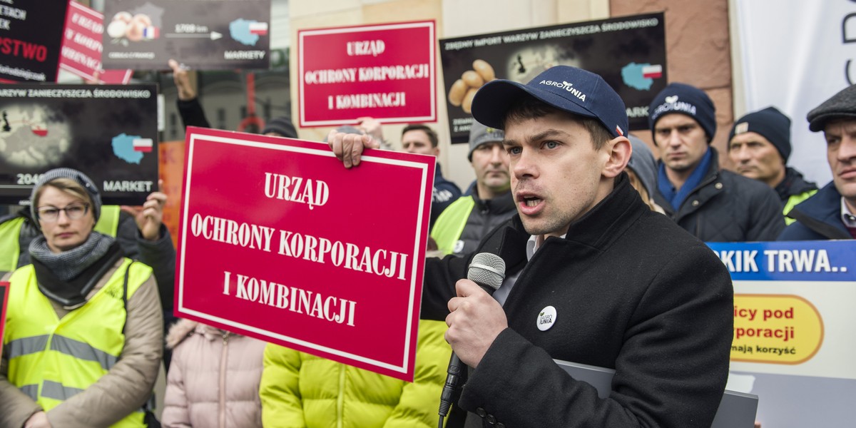 Urząd Ochrony Konkurencji i Konsumenta zajmuje się przeważnie większymi sprawami. Klienci mają przeświadczenie, że w tych drobniejszych nikt ich nie wesprze. Na zdj. protest Agrounii w sprawie błędnego znakowania żywności w marketach.