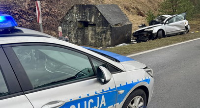 Auto uderzyło w bunkier. Ze szpitala nadeszły tragiczne wieści