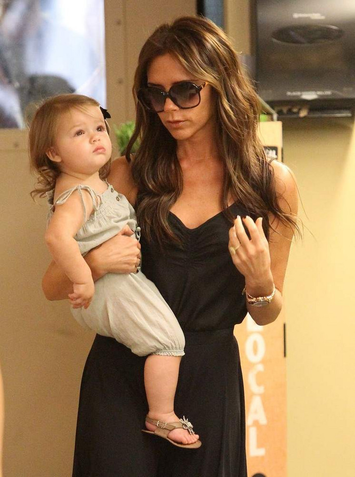 Victoria Beckham z córką w sklepie