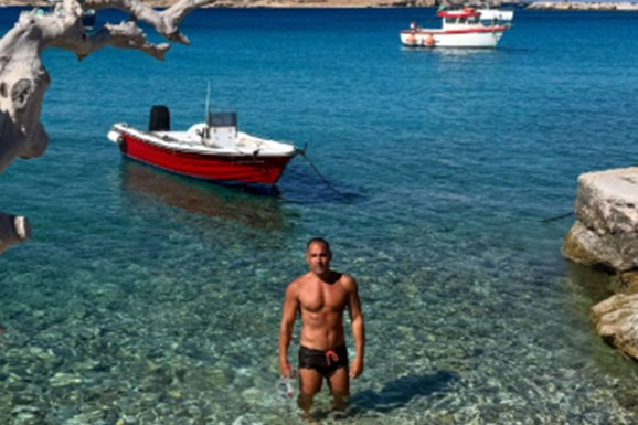 SKINUO SE POPULARNI SRPSKI GLUMAC Napravio pometnju na mrežama: Puca od mišića, preplanuo i nauljan, ženama pale vilice (FOTO)