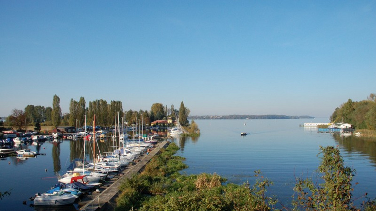 Mazowsze to nie tylko lub przede wszystkim Warszawa jak wciąż wiele myśli osób. Ten region kraju ma w sobie więcej uroku niż się początkowo wydaje. Dlatego warto spędzić tu weekend, bo możliwości do wypoczynku i zwiedzania nie brakuje. Mamy tu w końcu i duże akweny wodne, leniwie płynące rzeki, jak i stare, zabytkowe miasta i grody.