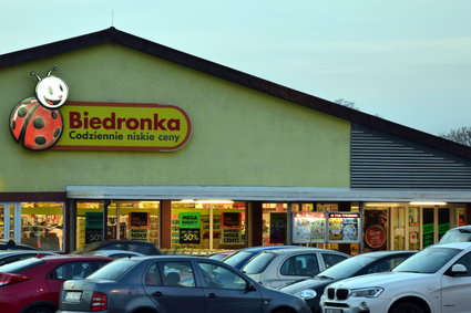 Biedronka i Tesco wprowadzają ułatwienia dla seniorów