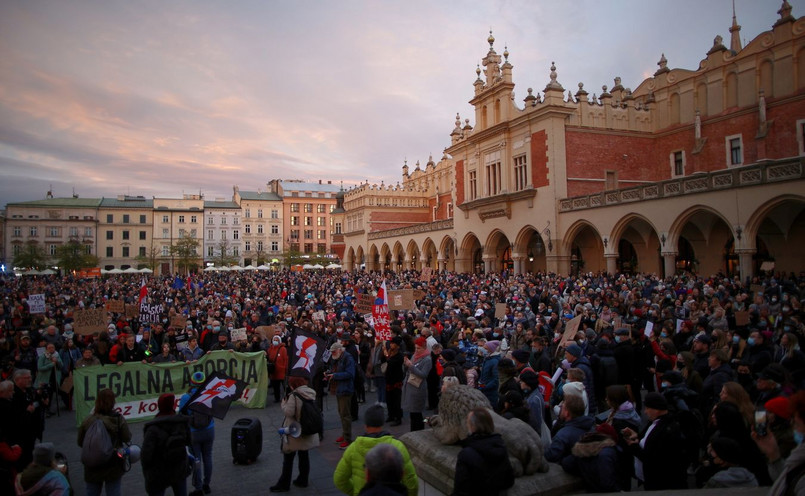 Protest pod hasłem "Ani jednej więcej" na Rynku Głównym w Krakowie