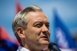 Biedroń o możliwym powrocie Tuska: Będzie to zagrożenie dla Rafała Trzaskowskiego