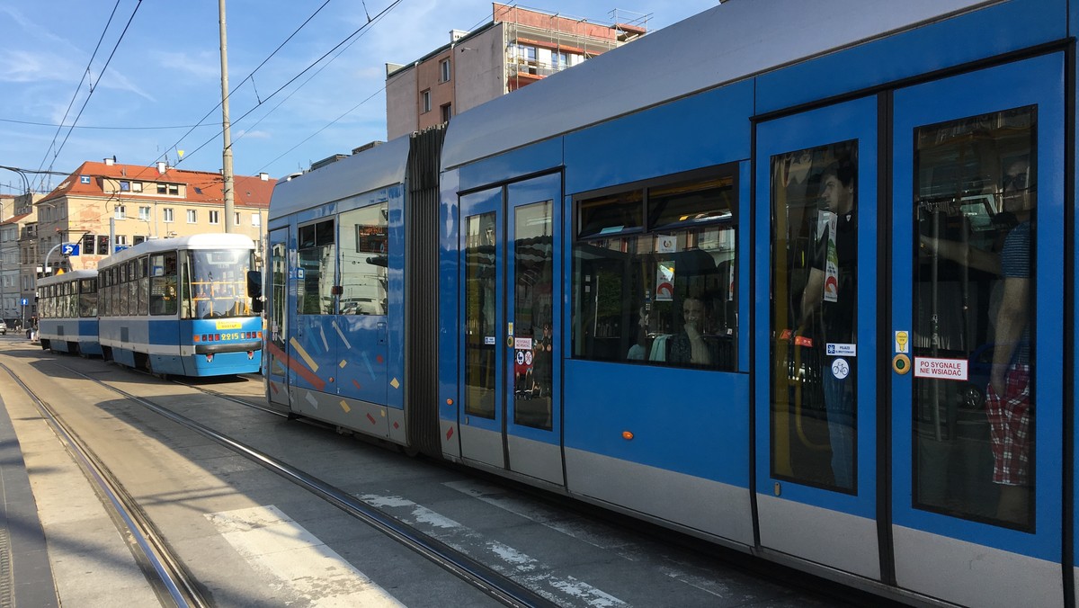 Po Akcji Miasto i TUMW tym razem społecznicy z Wrocławskiego Ruchu Obywatelskiego i OK Wrocław 2018 zaapelowali do prezydenta Wrocławia o zmianę warunków zamówienia na zakup 40 nowych tramwajów. Aktywiści chcą, by tramwaje, które będą wozić pasażerów były niskopodłogowe przynajmniej w 75 procentach.