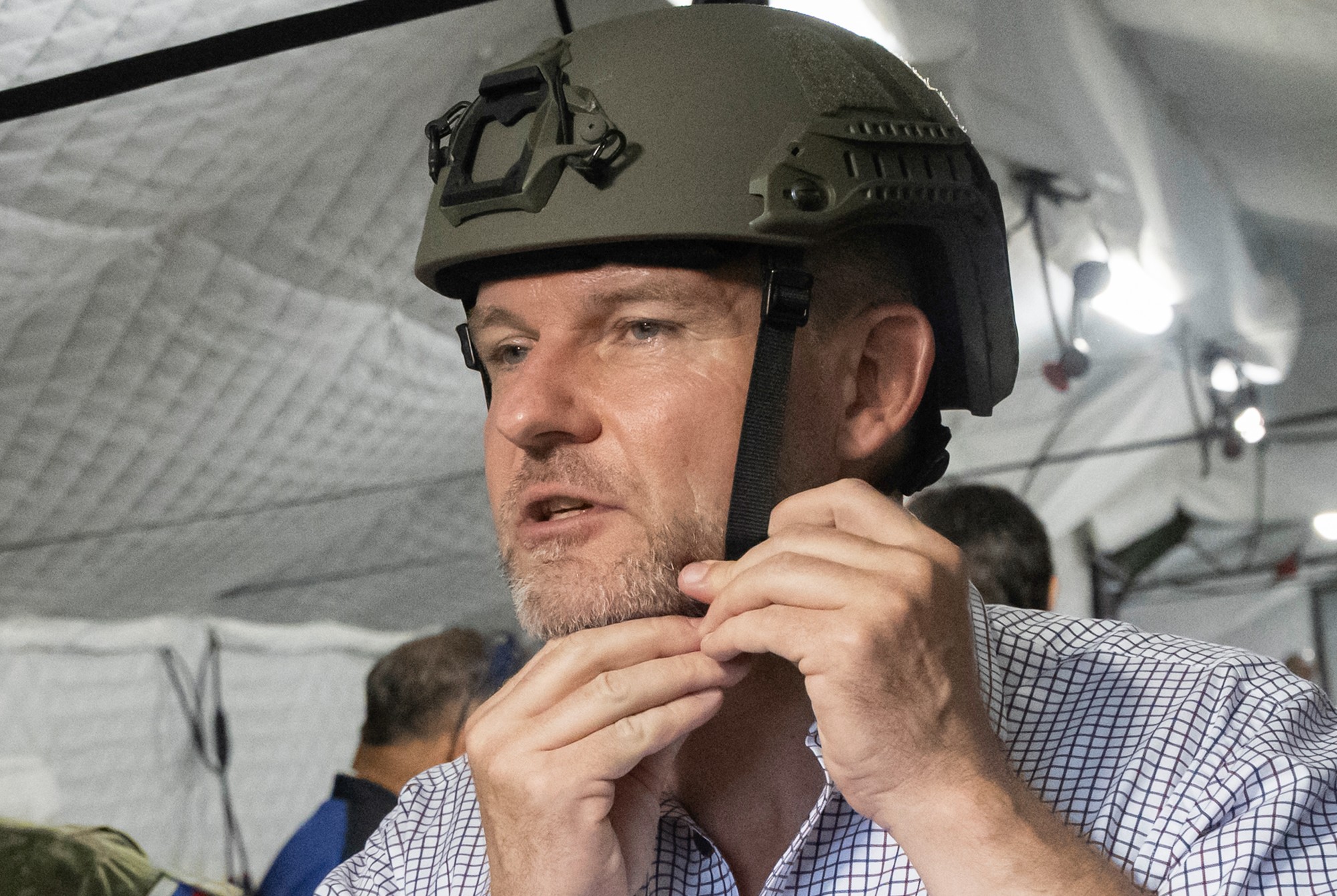 Prezident SR Peter Pellegrini si skúša vojenské vybavenie.