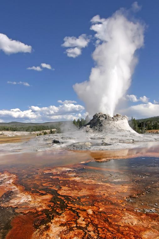Gejzery i gorące źródła w Parku Narodowym Yellowstone, są powierzchniowym przejawem podziemnej komory magmowej superwulkanu
