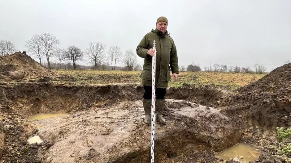 Miejsce kultu czy zwykły kamień? W Zachodniopomorskiem odkryto zagadkowy głaz / fot. Grzegorz Kurka / Muzeum Historii Ziemi Kamieńskiej