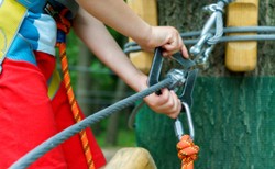 10-latek spadł z wysokości 6 metrów w parku linowym. Ma połamane ręce