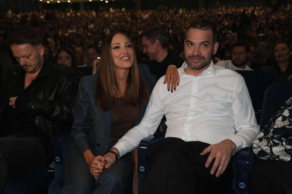 ALEKSANDRA PRIJOVIĆ I FILIP ŽIVOJINOVIĆ ZAGRLJENI U PRVOM REDU Stigli na koncert Jakova Jozinovića: Drže se za ruke i ne skidaju osmeh sa lica