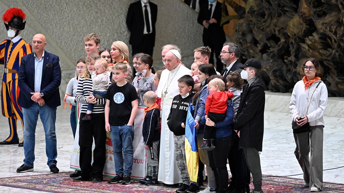 Papież Franciszek z dziećmi z Ukrainy