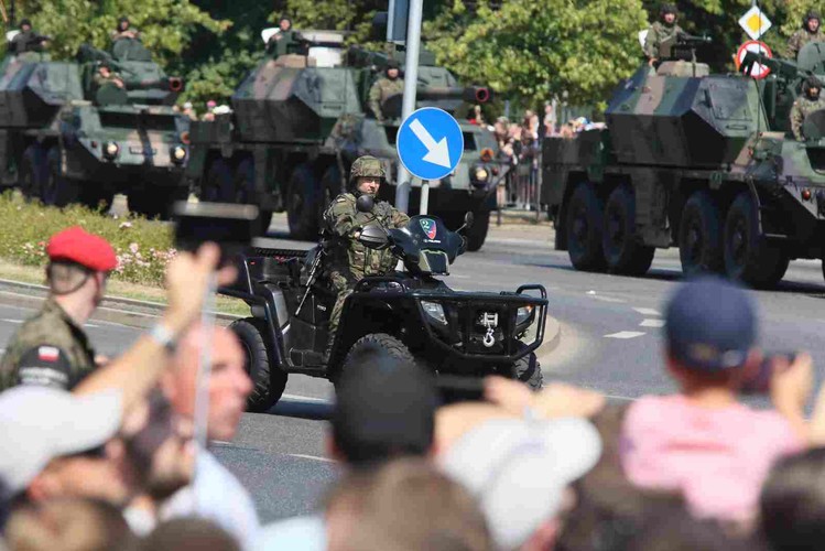 Defilada pojazdów wojskowych na ulicach stolicy, 15 bm. (cat) PAP/Tomasz Gzell
