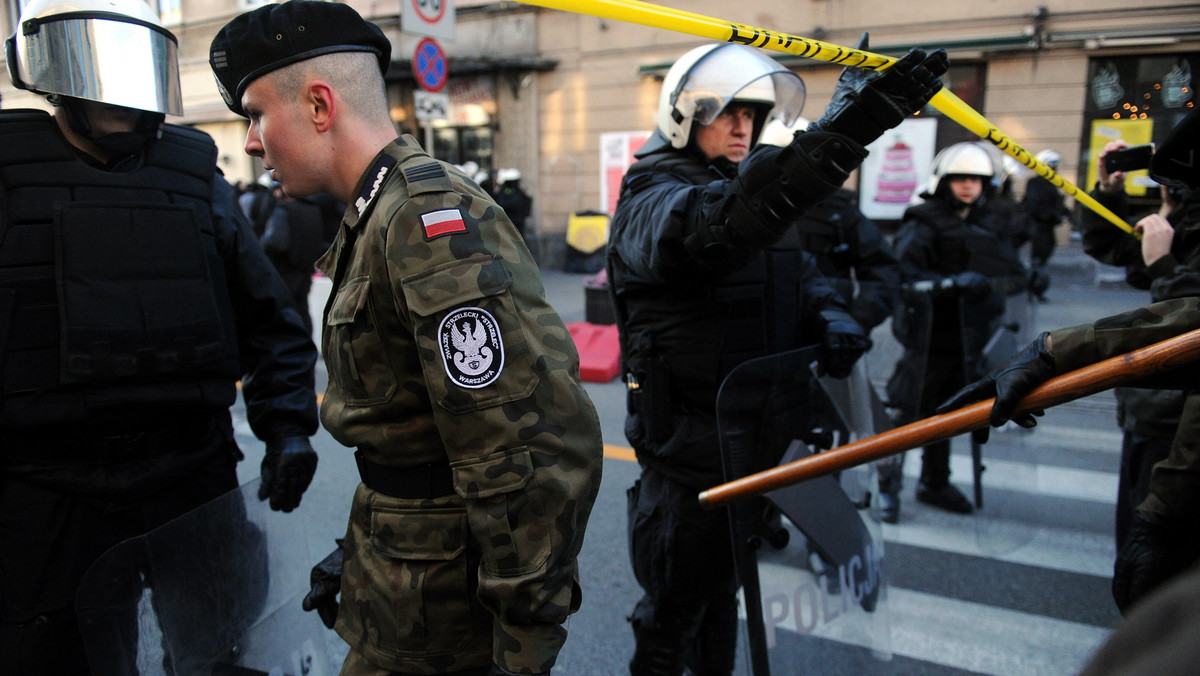 Działania policji interweniującej w Święto Niepodległości na Placu Konstytucji były odpowiednie, proporcjonalne i skuteczne; na dalszej trasie "Marszu Niepodległości" i przed pomnikiem Romana Dmowskiego budziły już zastrzeżenia - oceniła Helsińska Fundacja Praw Człowieka.