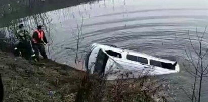 Autobus wpadł do jeziora. Nie żyje 18 osób
