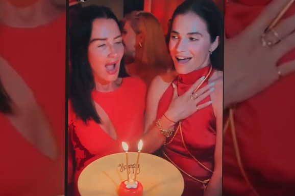 MARIJA KARAN SLAVI ROĐENDAN, A IZGLEDA BAR DECENIJU MLAĐE U vatreno crvenoj haljini i okićena zlatom diva svećice na torti: Oduzima dah koliko je lepa