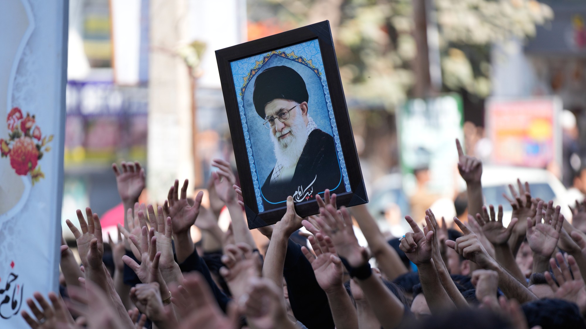 Šiitskí moslimovia držia obraz iránskeho najvyššieho vodcu ajatolláha Alího Chameneího počas protestu proti USA a Izraelu. 