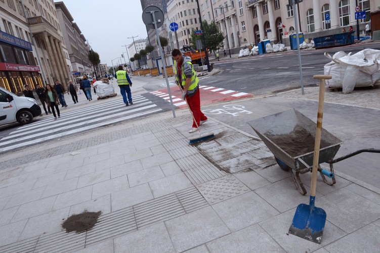 Ostatnie prace budowlane i porządkowe na ulicy Świętokrzyskiej w Warszawie, 30 bm. Dziś wieczorem ulice: Świętokrzyska,Prosta oraz Sokola zostaną otwarte. Przebudowa ulic przebiegających nad centralnym odcinkiem II linii metra, trwała od 2010 r. (1) <br><br> (mgo) PAP/Jacek Turczyk