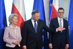 Przewodnicząca Komisji Europejskiej Ursula von der Leyen (L), prezydent RP Andrzej Duda (C) i premier RP Mateusz Morawiecki 