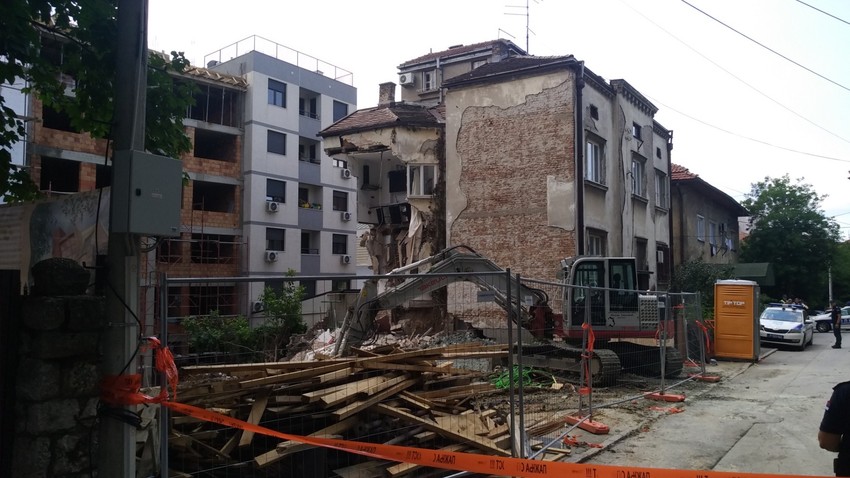 Juče se srušio još jedan sprat