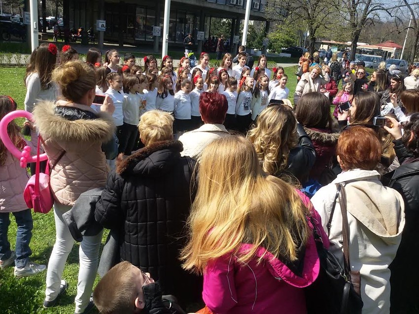 Mališani uživaju u programu